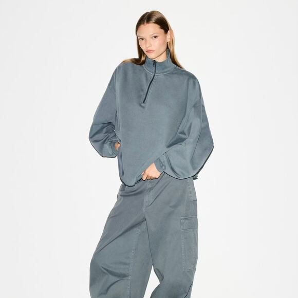 NWT SKIMS BOYFRIEND FLEECE HALF ZIP PULLOVER IN ZIRCON SIZE MEDIUM - Picture 1 of 10